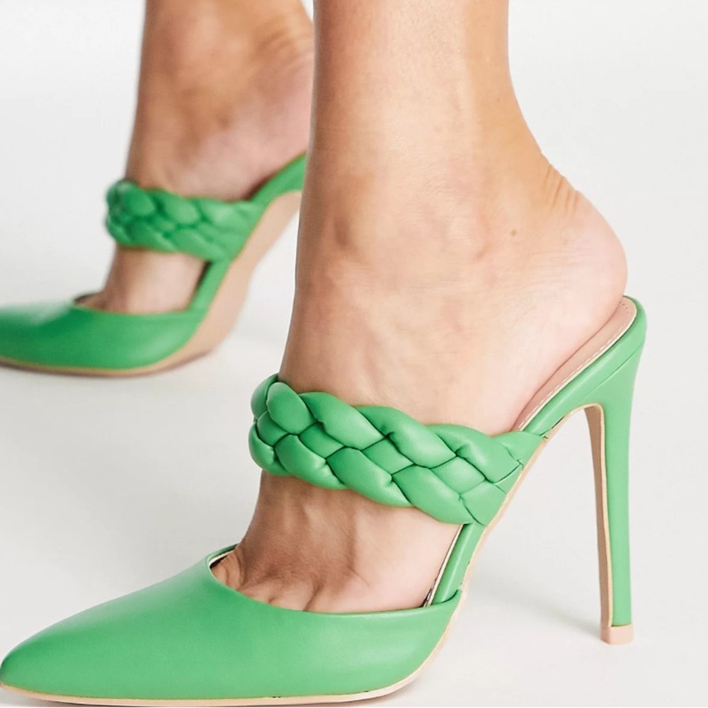 NWT heel shoes, size 11, slip on style, pointed toe, green holiday party shoes.